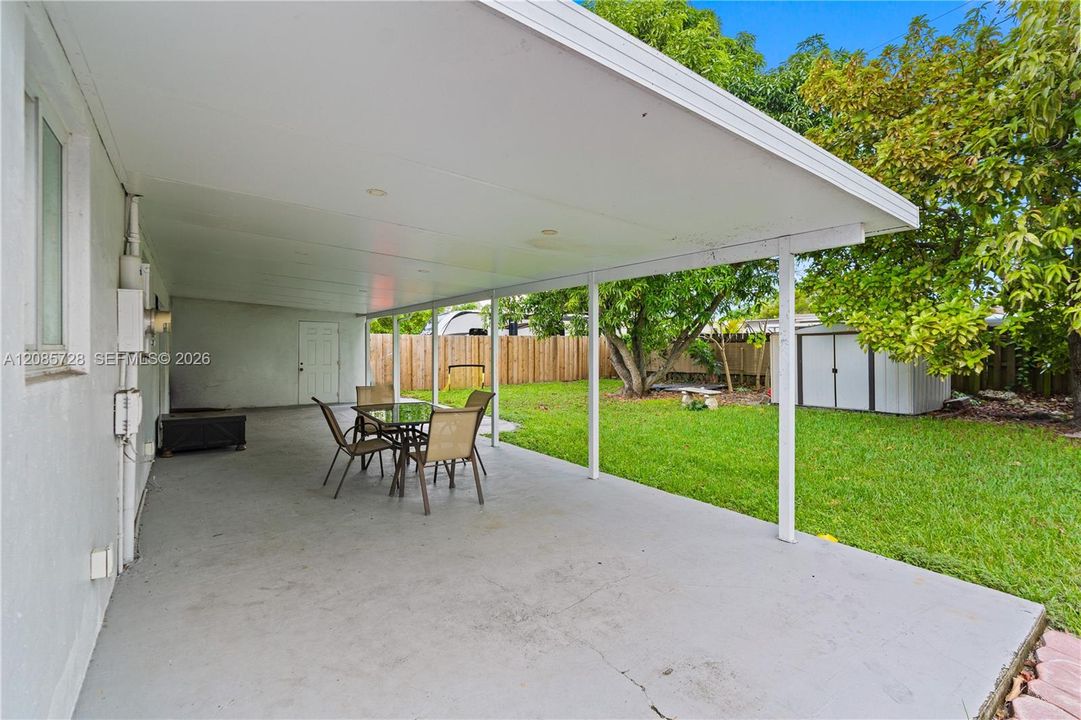 For Sale: $660,000 (5 beds, 3 baths, 1524 Square Feet)