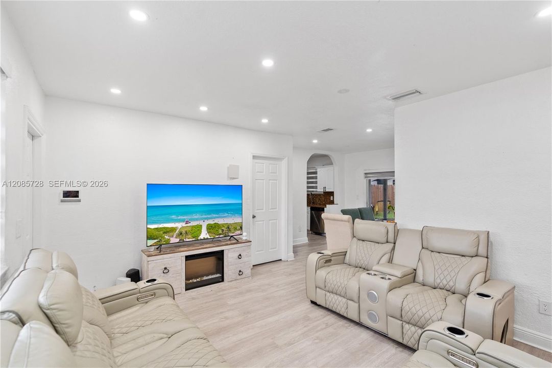 For Sale: $660,000 (5 beds, 3 baths, 1524 Square Feet)