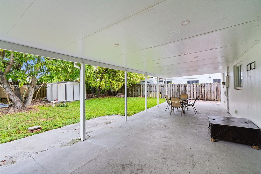 For Sale: $660,000 (5 beds, 3 baths, 1524 Square Feet)