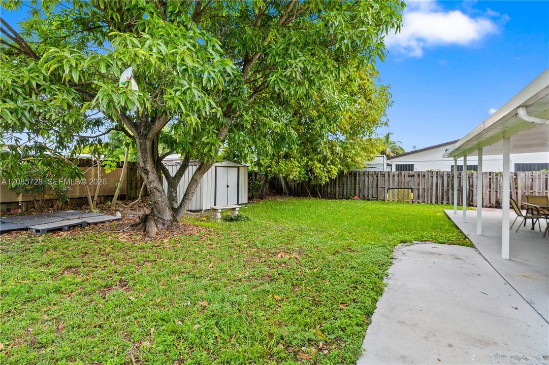 For Sale: $660,000 (5 beds, 3 baths, 1524 Square Feet)