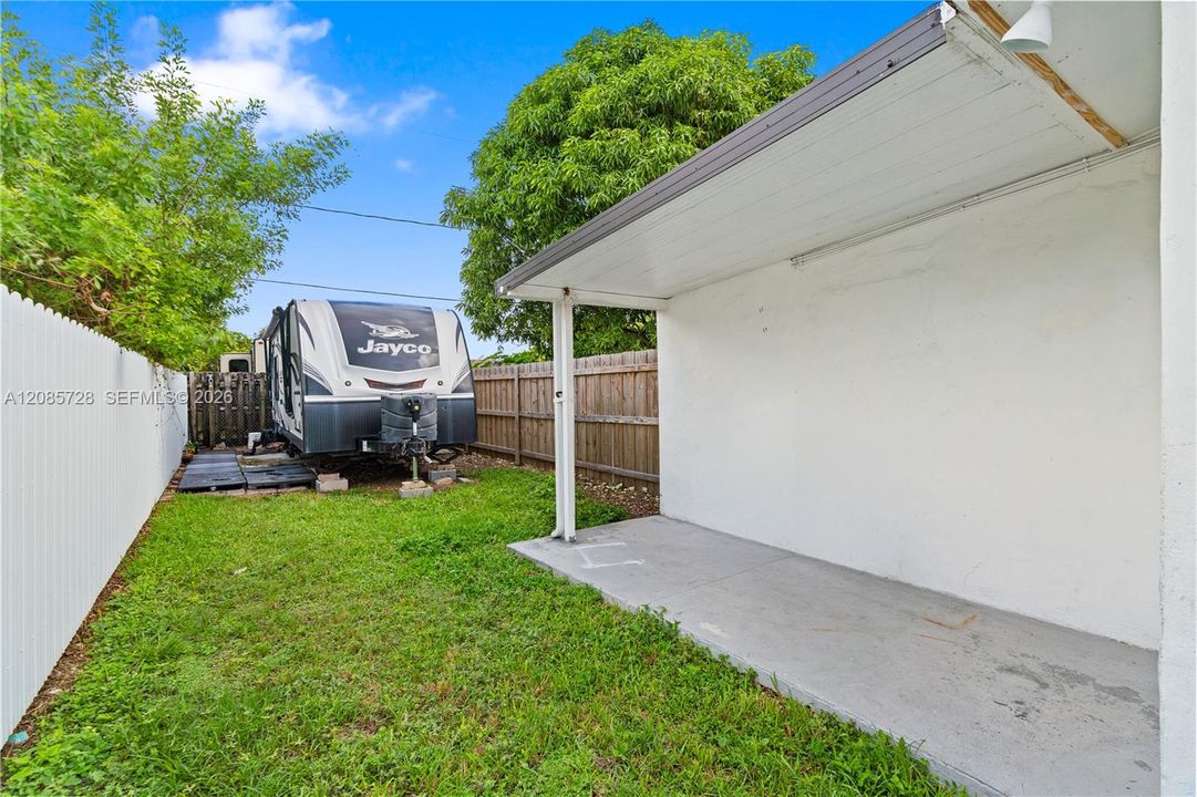 For Sale: $660,000 (5 beds, 3 baths, 1524 Square Feet)