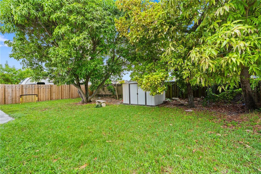 For Sale: $660,000 (5 beds, 3 baths, 1524 Square Feet)
