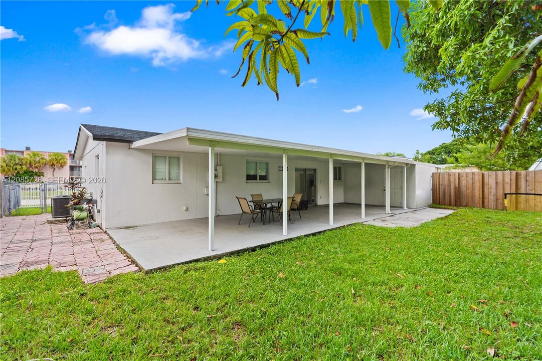 For Sale: $660,000 (5 beds, 3 baths, 1524 Square Feet)