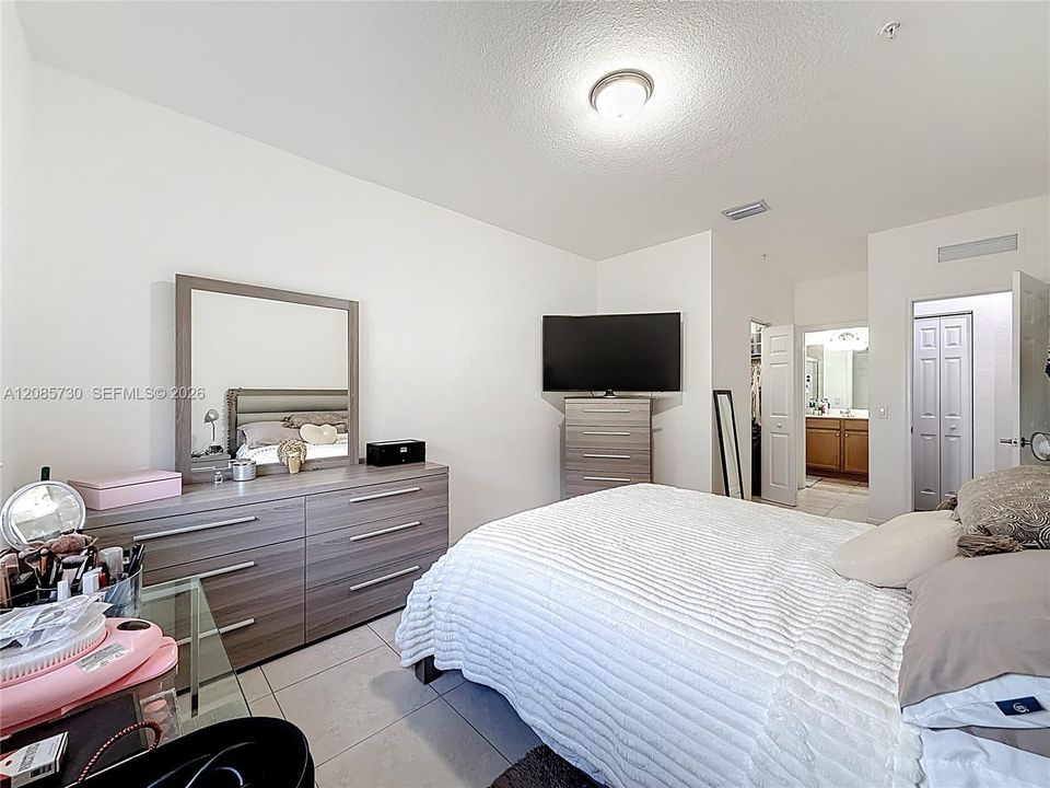 For Sale: $380,000 (2 beds, 2 baths, 1088 Square Feet)