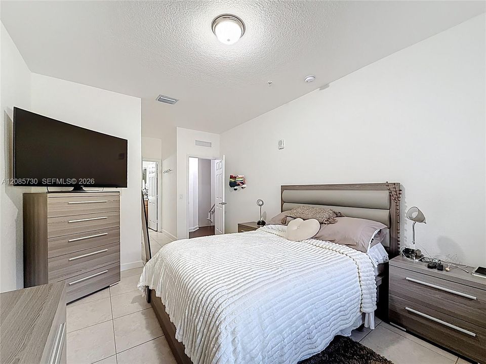 For Sale: $380,000 (2 beds, 2 baths, 1088 Square Feet)