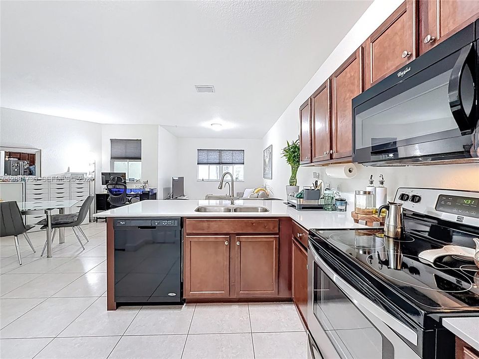For Sale: $380,000 (2 beds, 2 baths, 1088 Square Feet)