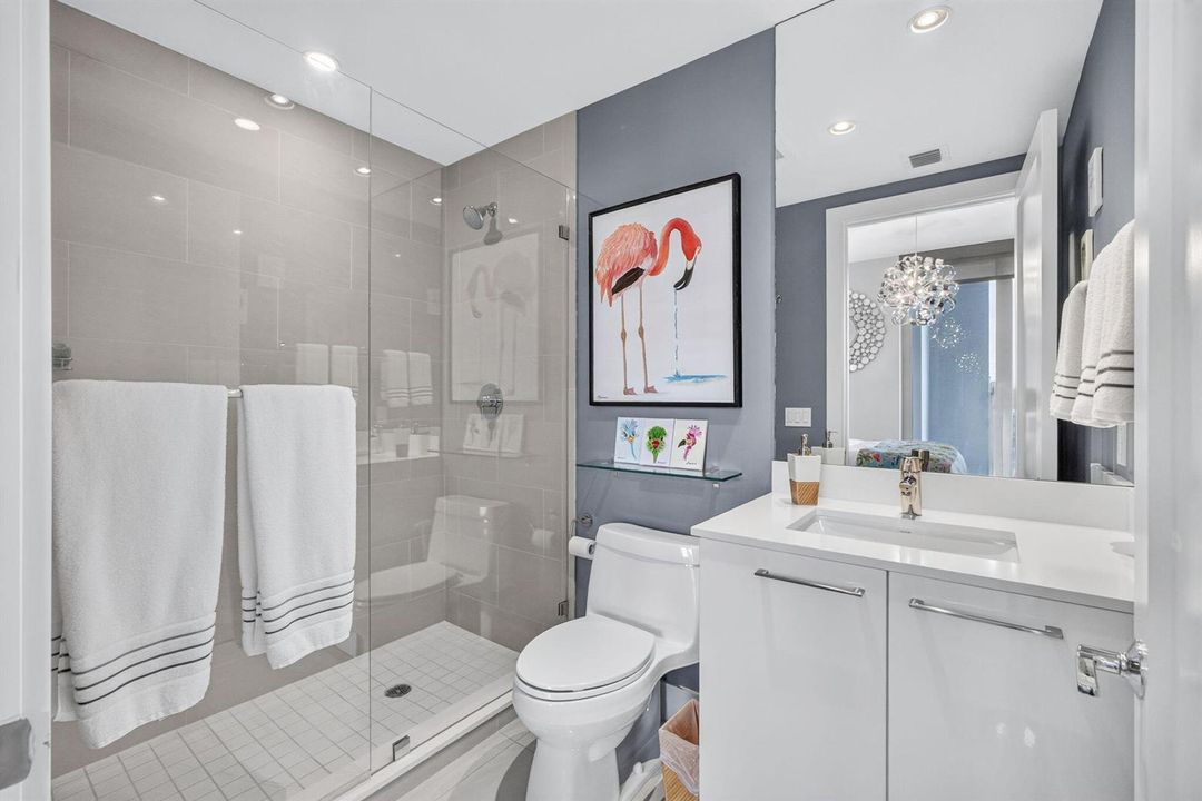 Guest room ensuite bath