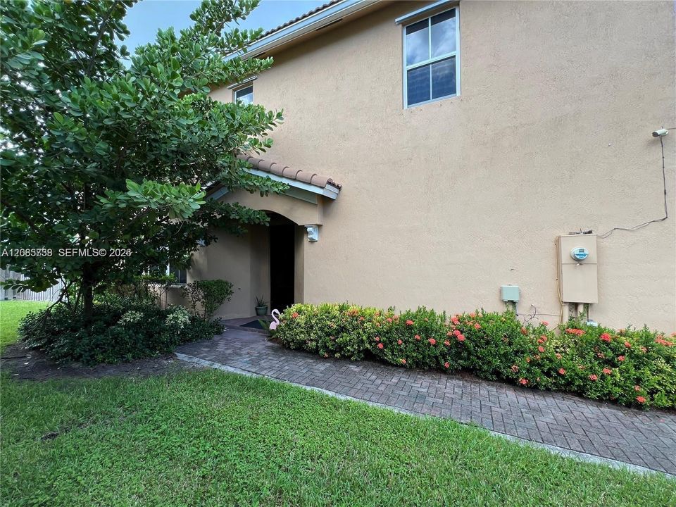 For Sale: $390,000 (4 beds, 3 baths, 1952 Square Feet)