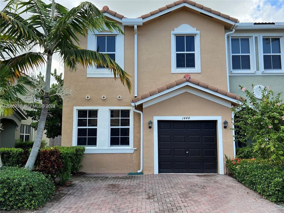 For Sale: $390,000 (4 beds, 3 baths, 1952 Square Feet)