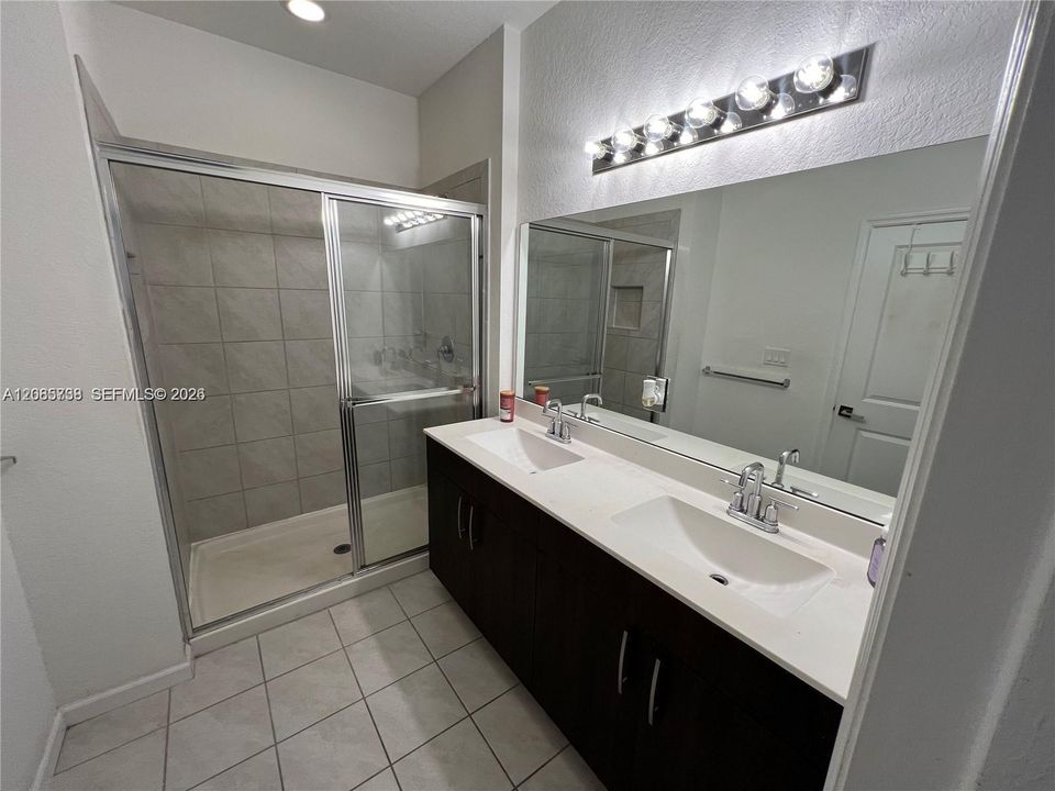 For Sale: $390,000 (4 beds, 3 baths, 1952 Square Feet)