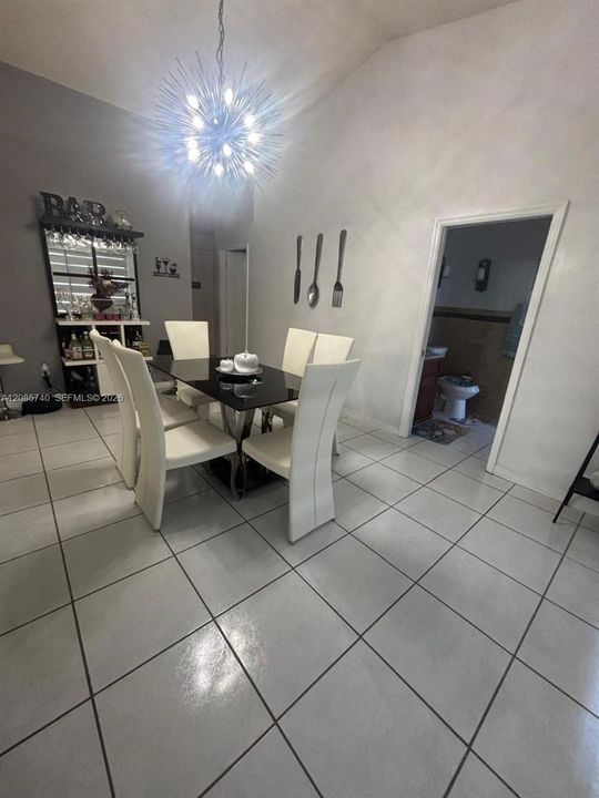 En Renta: $5,000 (4 camas, 2 baños, 1737 Pies cuadrados)