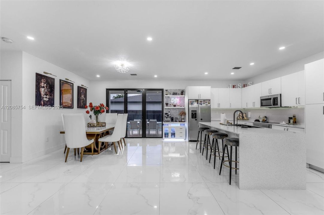 For Sale: $860,000 (5 beds, 4 baths, 2638 Square Feet)