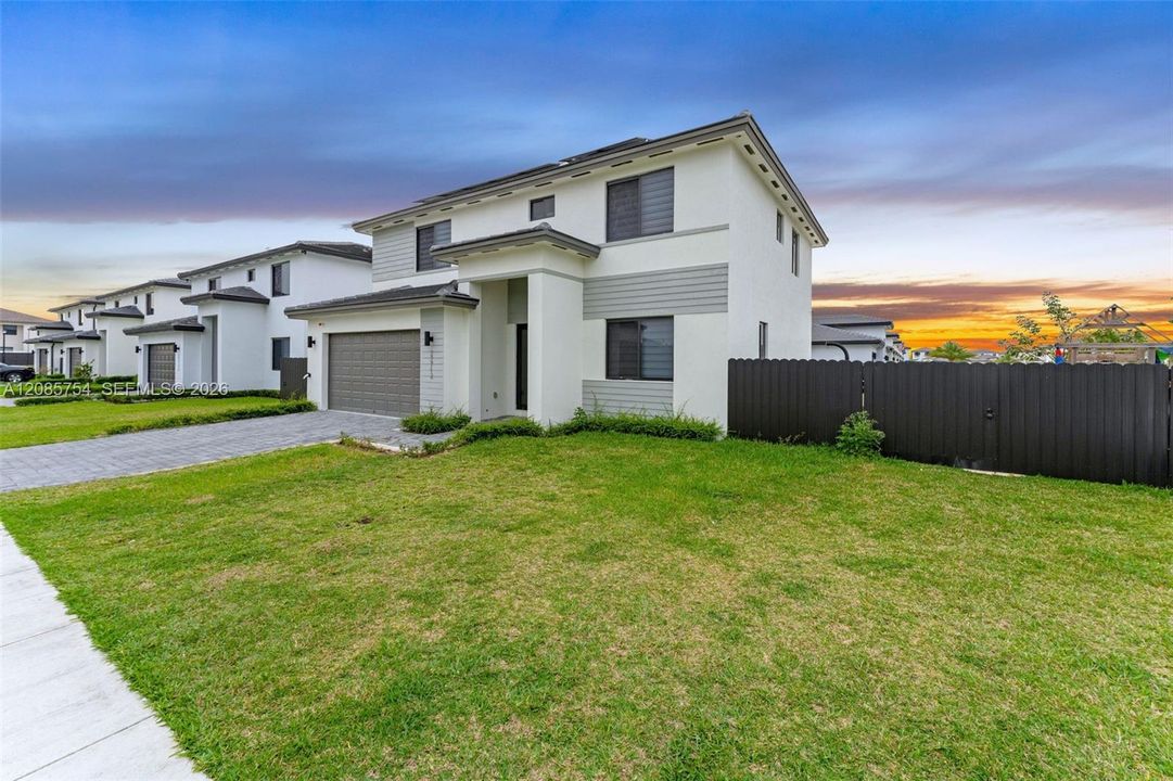 For Sale: $860,000 (5 beds, 4 baths, 2638 Square Feet)