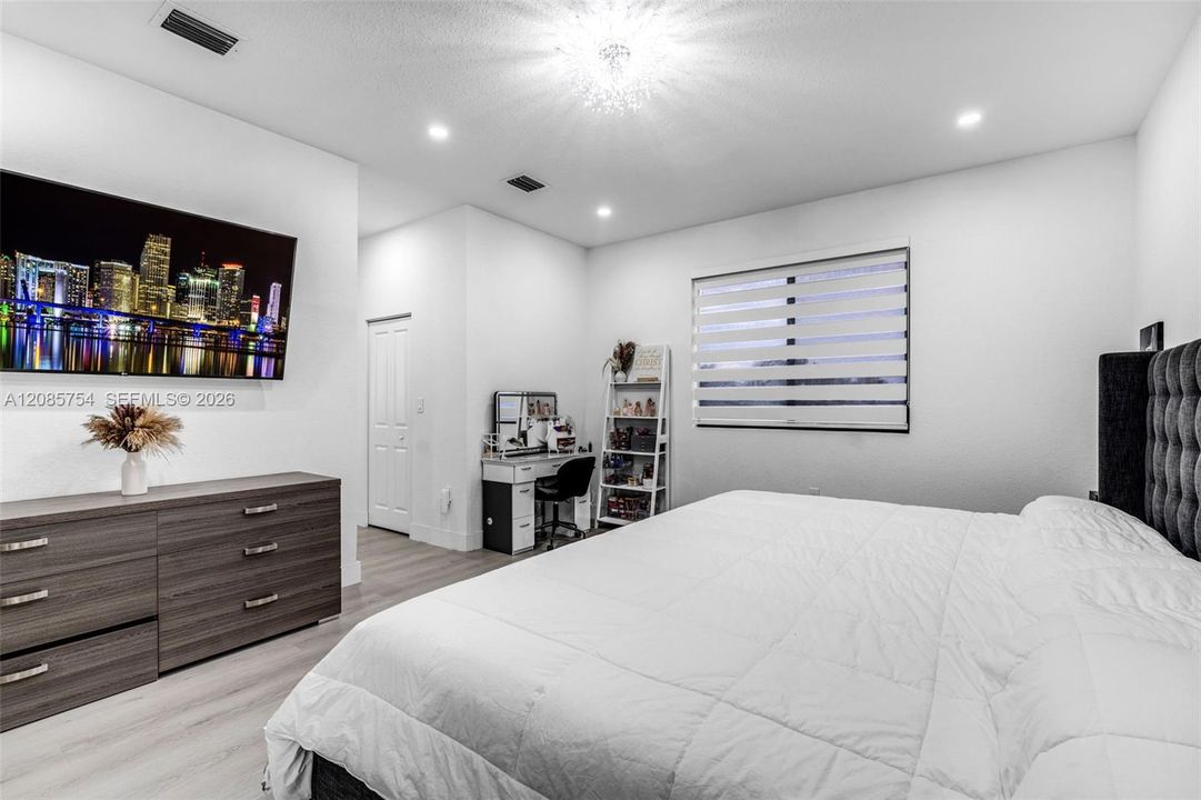 For Sale: $860,000 (5 beds, 4 baths, 2638 Square Feet)