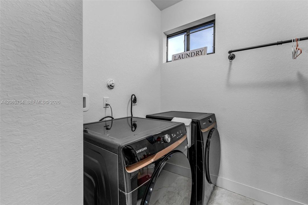 For Sale: $860,000 (5 beds, 4 baths, 2638 Square Feet)