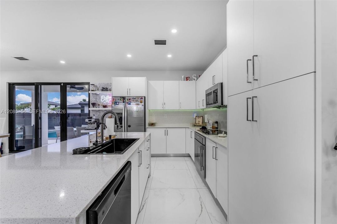 For Sale: $860,000 (5 beds, 4 baths, 2638 Square Feet)