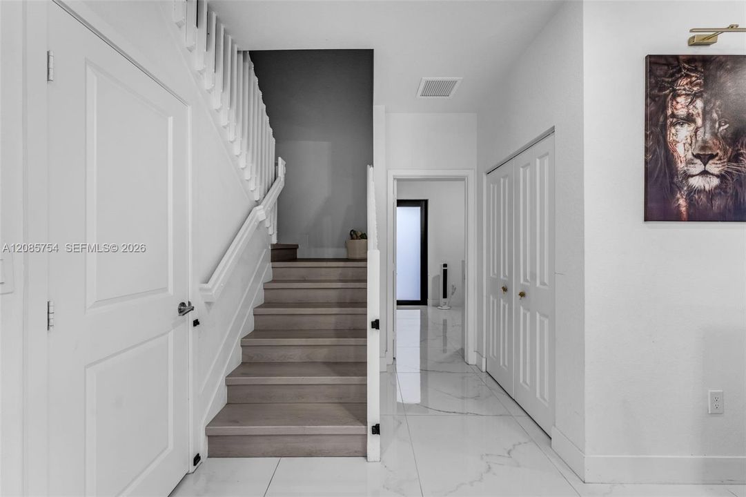 For Sale: $860,000 (5 beds, 4 baths, 2638 Square Feet)