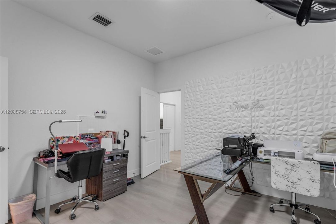 For Sale: $860,000 (5 beds, 4 baths, 2638 Square Feet)