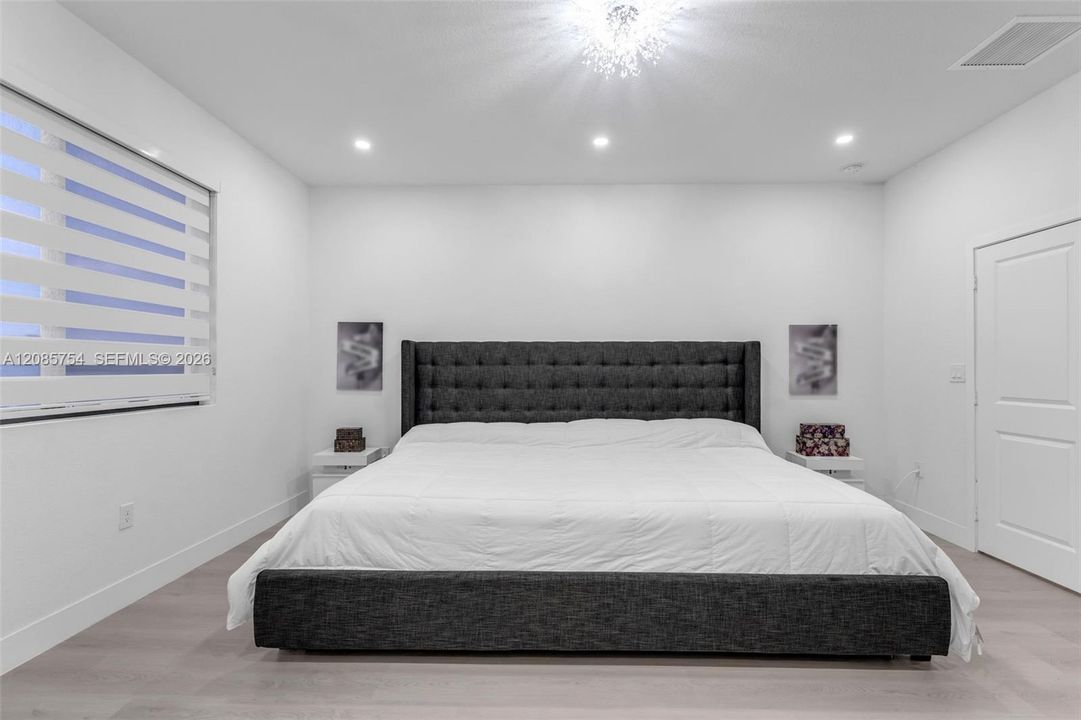 For Sale: $860,000 (5 beds, 4 baths, 2638 Square Feet)