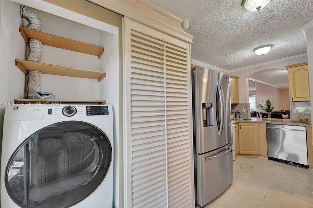 For Sale: $299,000 (2 beds, 2 baths, 815 Square Feet)