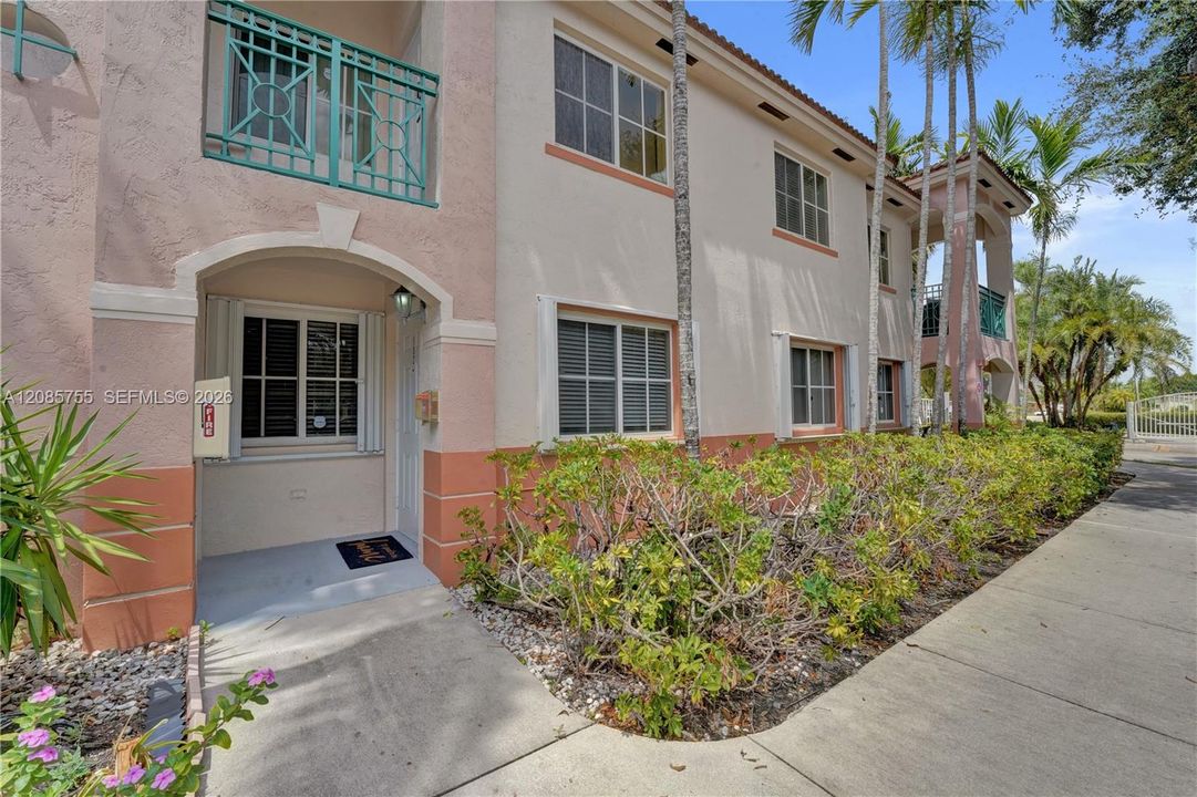 For Sale: $299,000 (2 beds, 2 baths, 815 Square Feet)