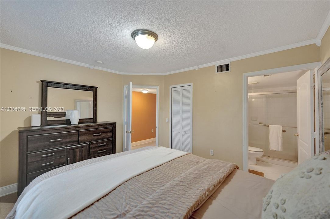 For Sale: $299,000 (2 beds, 2 baths, 815 Square Feet)