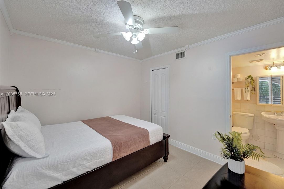 For Sale: $299,000 (2 beds, 2 baths, 815 Square Feet)