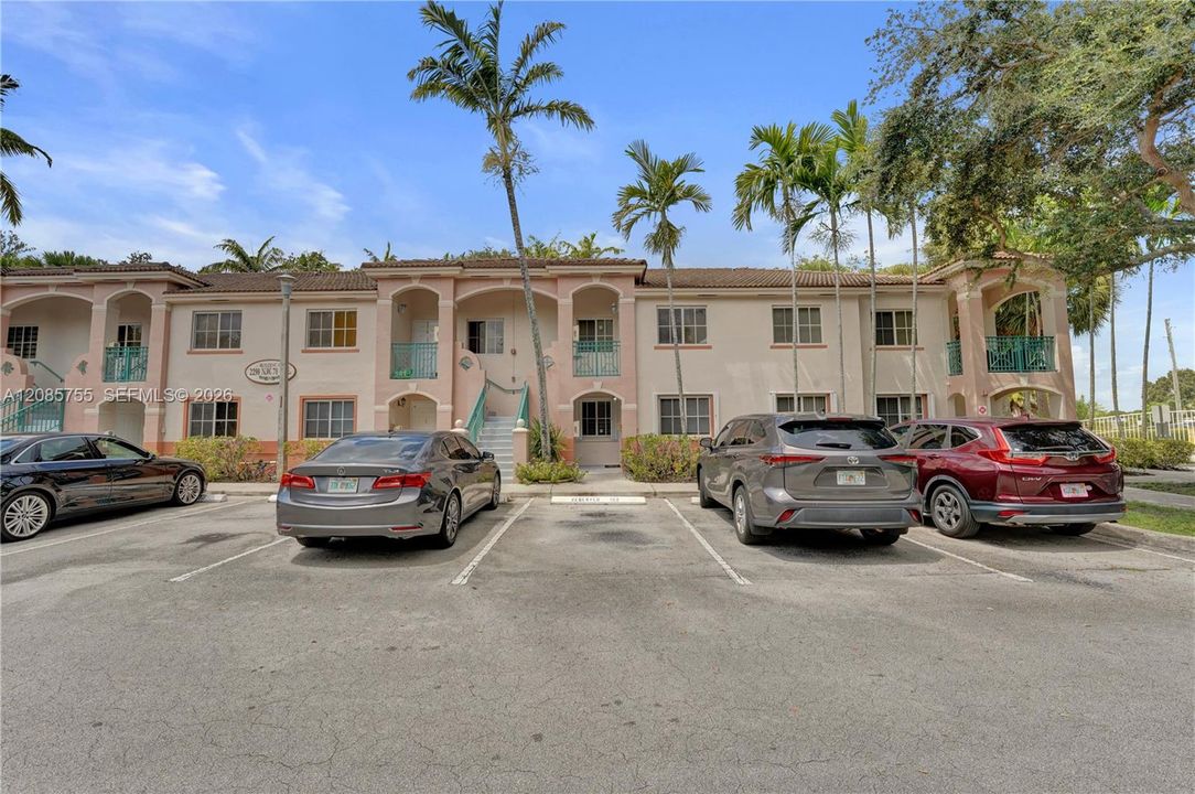 For Sale: $299,000 (2 beds, 2 baths, 815 Square Feet)