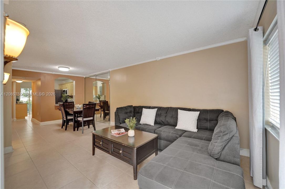 For Sale: $299,000 (2 beds, 2 baths, 815 Square Feet)