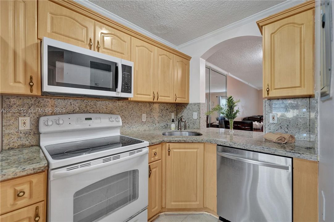 For Sale: $299,000 (2 beds, 2 baths, 815 Square Feet)