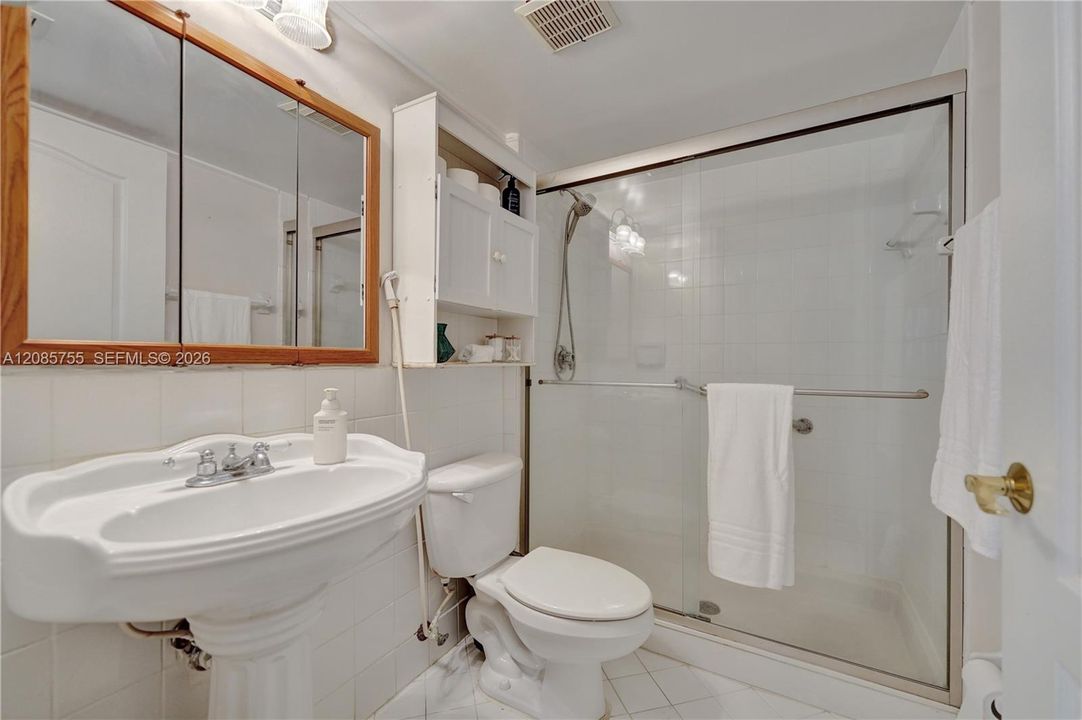 For Sale: $299,000 (2 beds, 2 baths, 815 Square Feet)