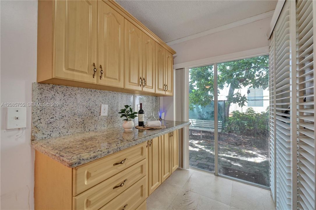 For Sale: $299,000 (2 beds, 2 baths, 815 Square Feet)
