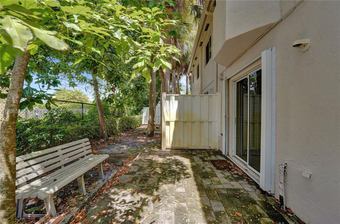 For Sale: $299,000 (2 beds, 2 baths, 815 Square Feet)