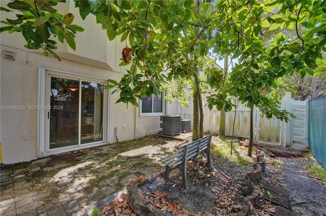 For Sale: $299,000 (2 beds, 2 baths, 815 Square Feet)