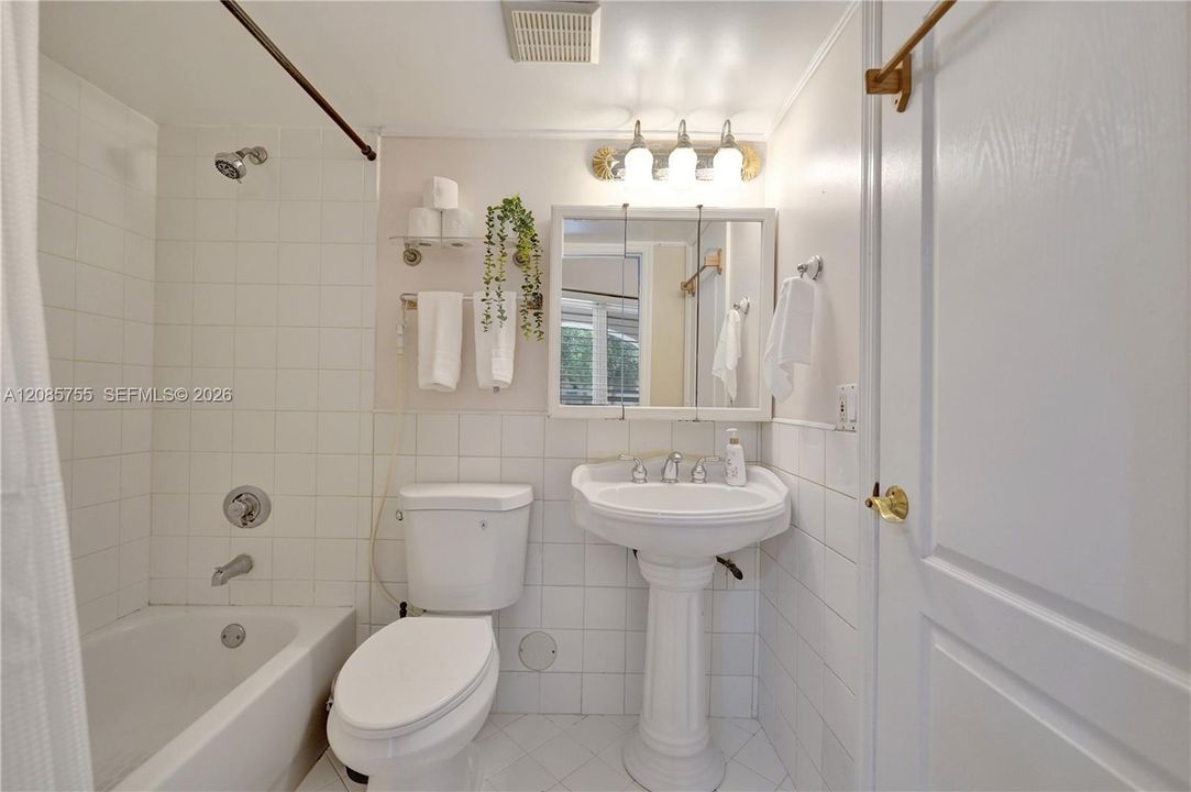 For Sale: $299,000 (2 beds, 2 baths, 815 Square Feet)