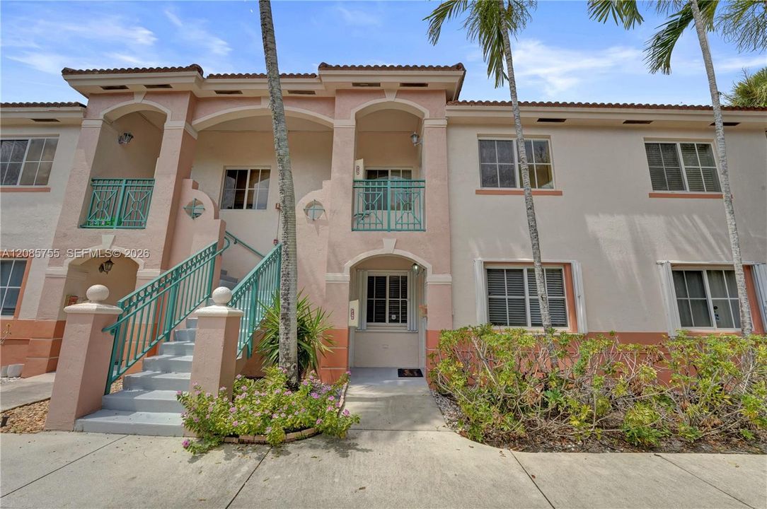 For Sale: $299,000 (2 beds, 2 baths, 815 Square Feet)