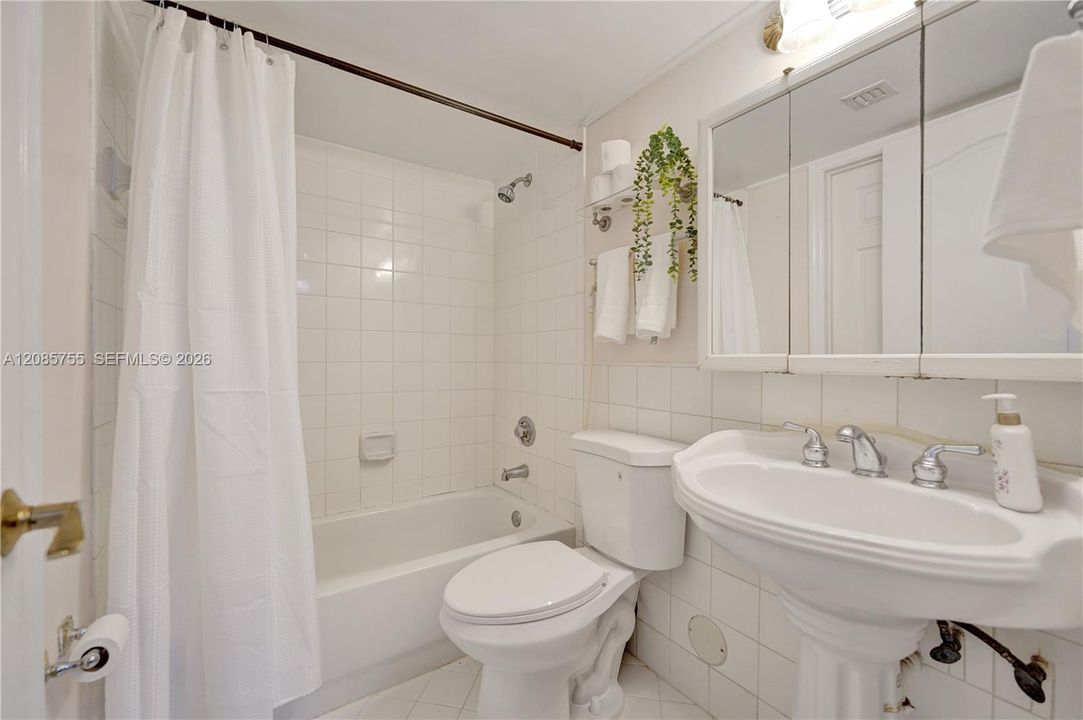 For Sale: $299,000 (2 beds, 2 baths, 815 Square Feet)