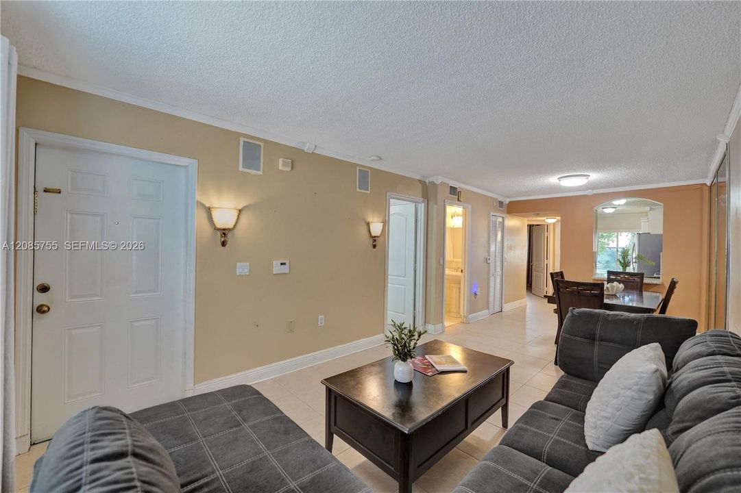 For Sale: $299,000 (2 beds, 2 baths, 815 Square Feet)