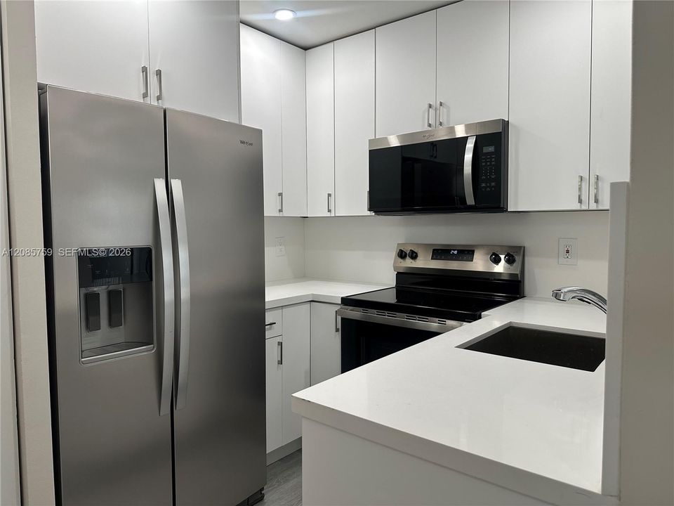 For Sale: $280,000 (2 beds, 2 baths, 750 Square Feet)