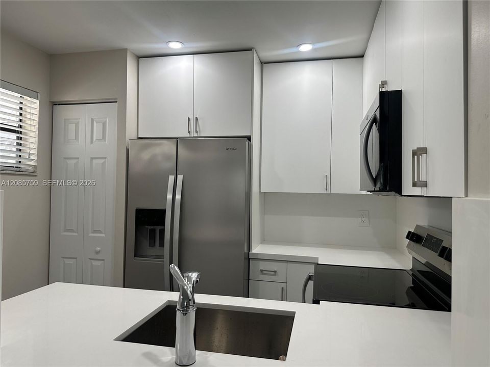 For Sale: $280,000 (2 beds, 2 baths, 750 Square Feet)