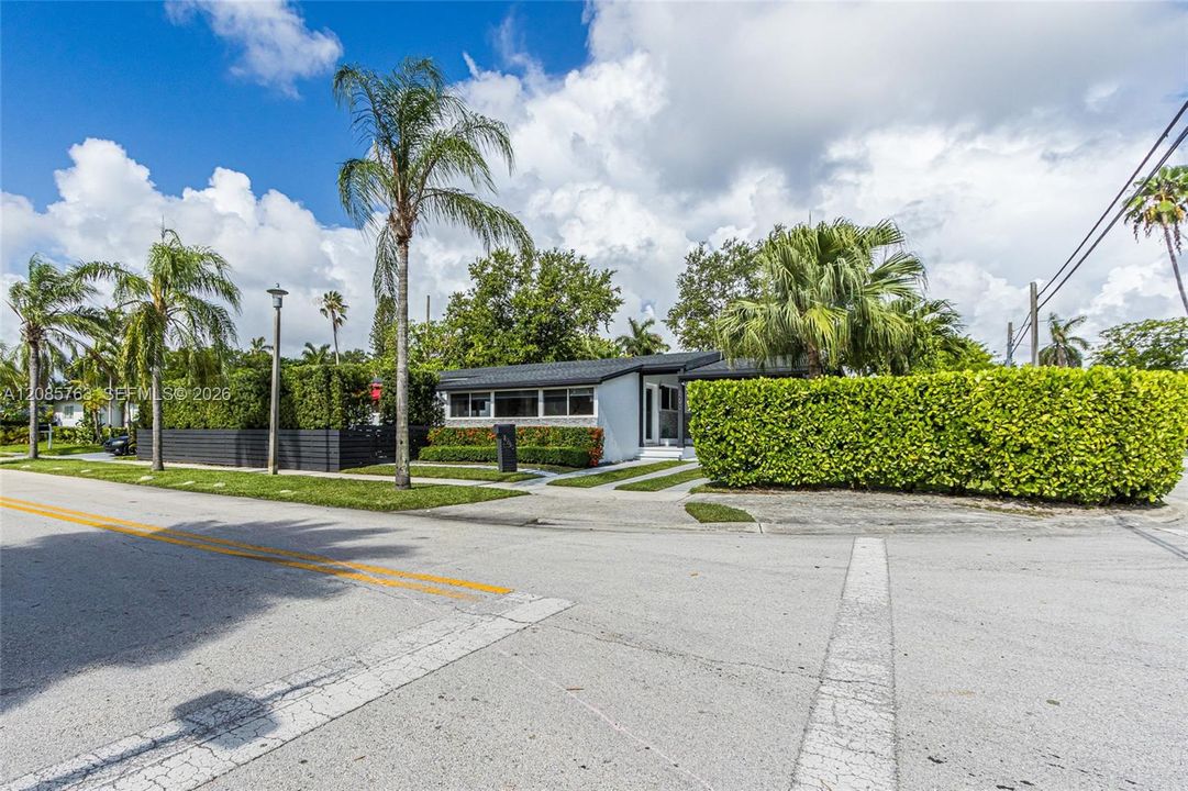 En Venta: $1,295,000 (3 camas, 2 baños, 1570 Pies cuadrados)