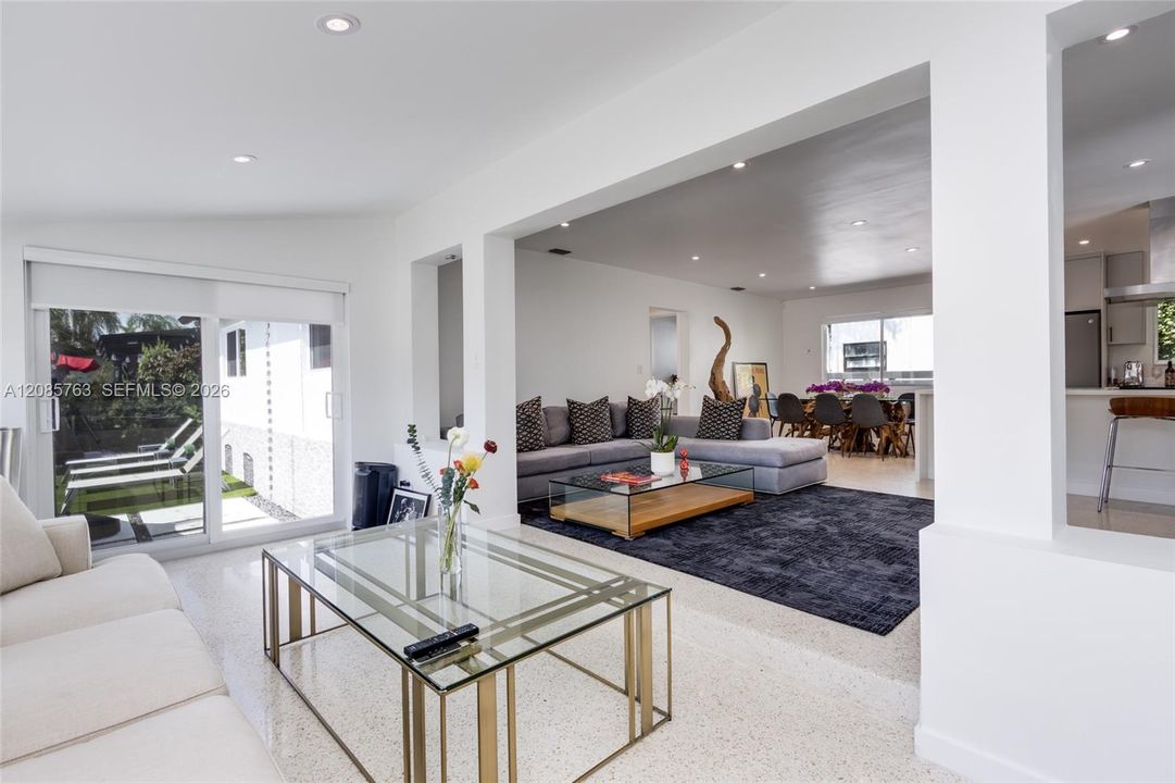 En Venta: $1,295,000 (3 camas, 2 baños, 1570 Pies cuadrados)