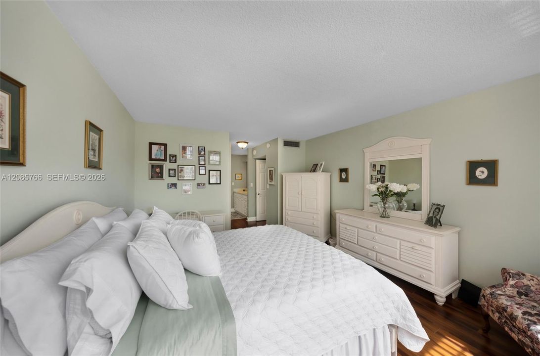 For Sale: $799,000 (2 beds, 2 baths, 1335 Square Feet)