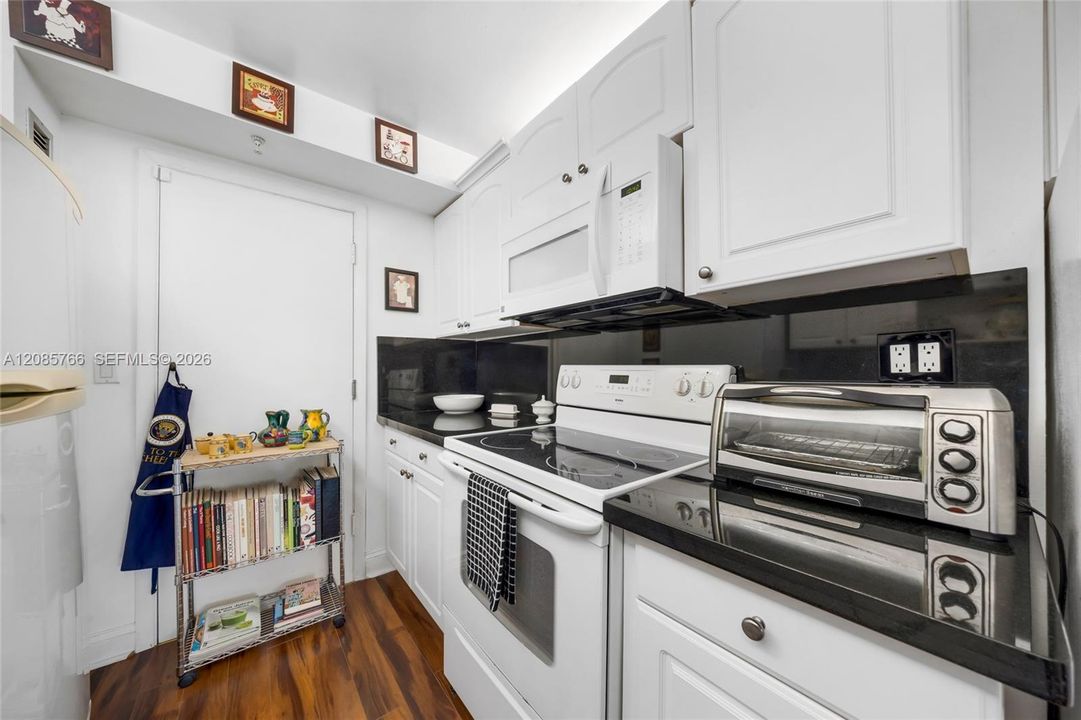 For Sale: $799,000 (2 beds, 2 baths, 1335 Square Feet)
