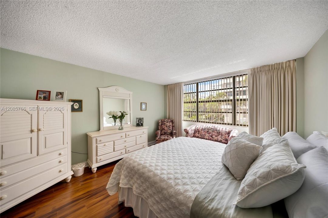 For Sale: $799,000 (2 beds, 2 baths, 1335 Square Feet)