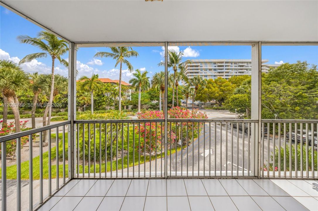 For Sale: $799,000 (2 beds, 2 baths, 1335 Square Feet)