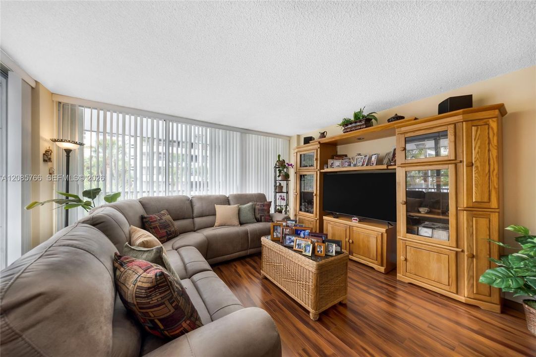 For Sale: $799,000 (2 beds, 2 baths, 1335 Square Feet)