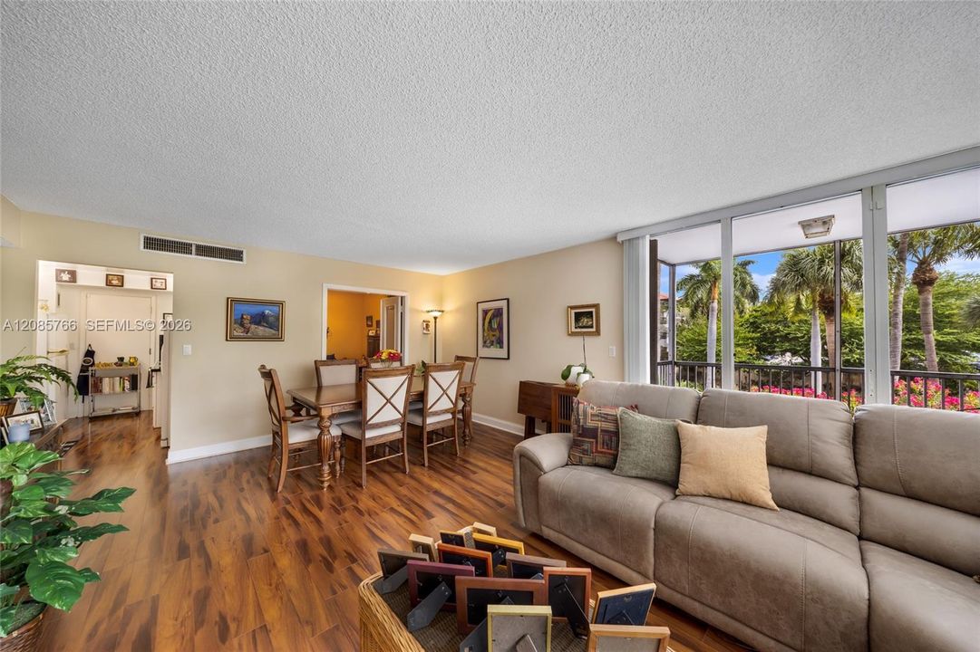 For Sale: $799,000 (2 beds, 2 baths, 1335 Square Feet)