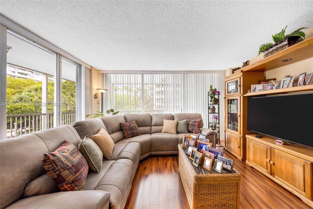 For Sale: $799,000 (2 beds, 2 baths, 1335 Square Feet)