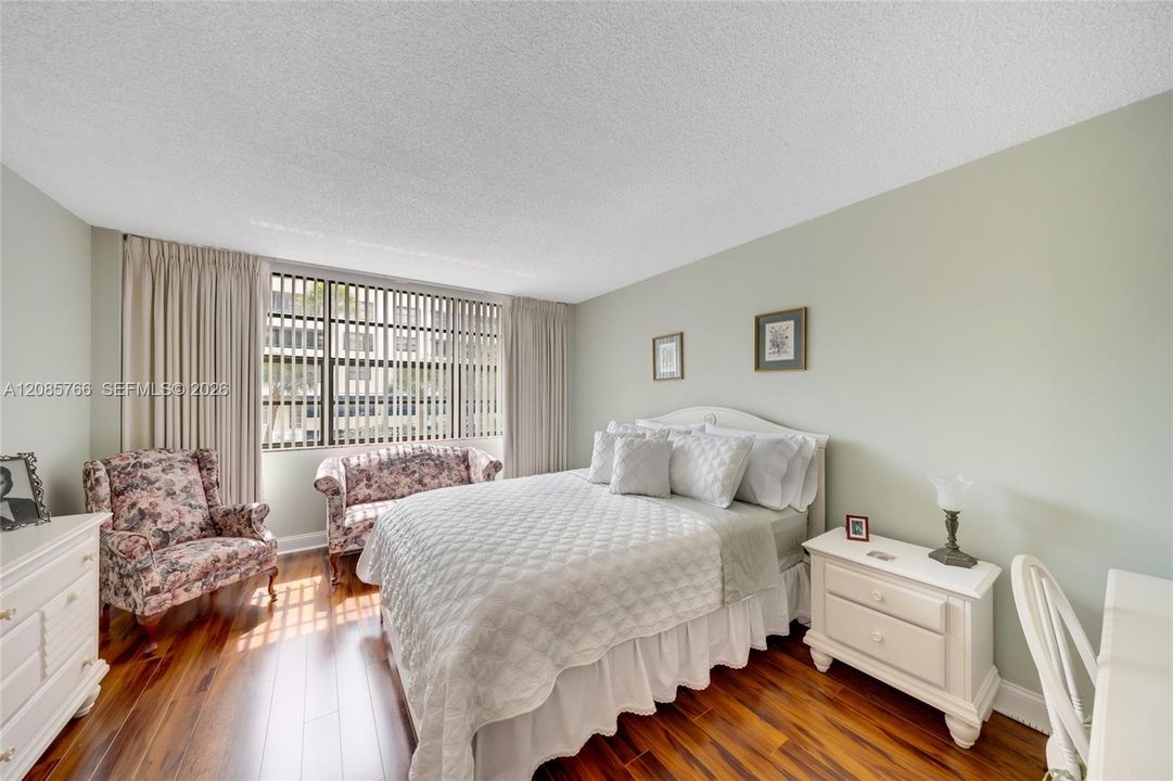 For Sale: $799,000 (2 beds, 2 baths, 1335 Square Feet)
